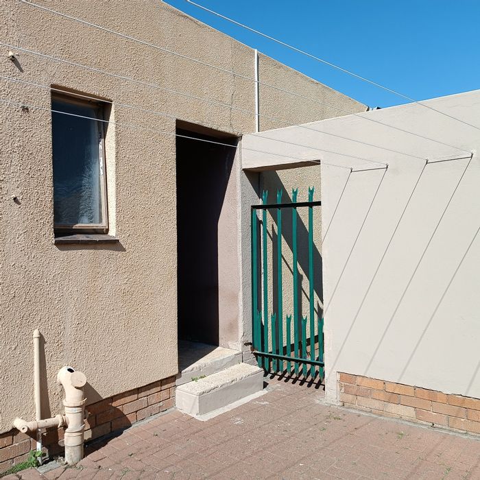Secunda Central House For Sale: 3 beds, pool, lapa, garden, secure garage.