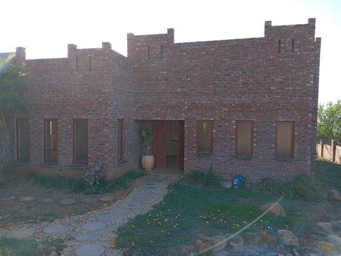 House For Sale in Spandauville: 2 bedrooms, Jacuzzi, double garage, and study.