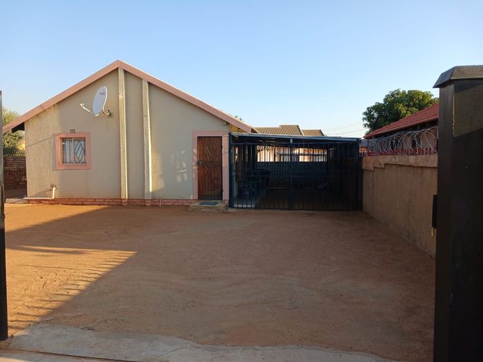 For Sale: House in Mabopane Central with spacious yard and carport, near amenities.