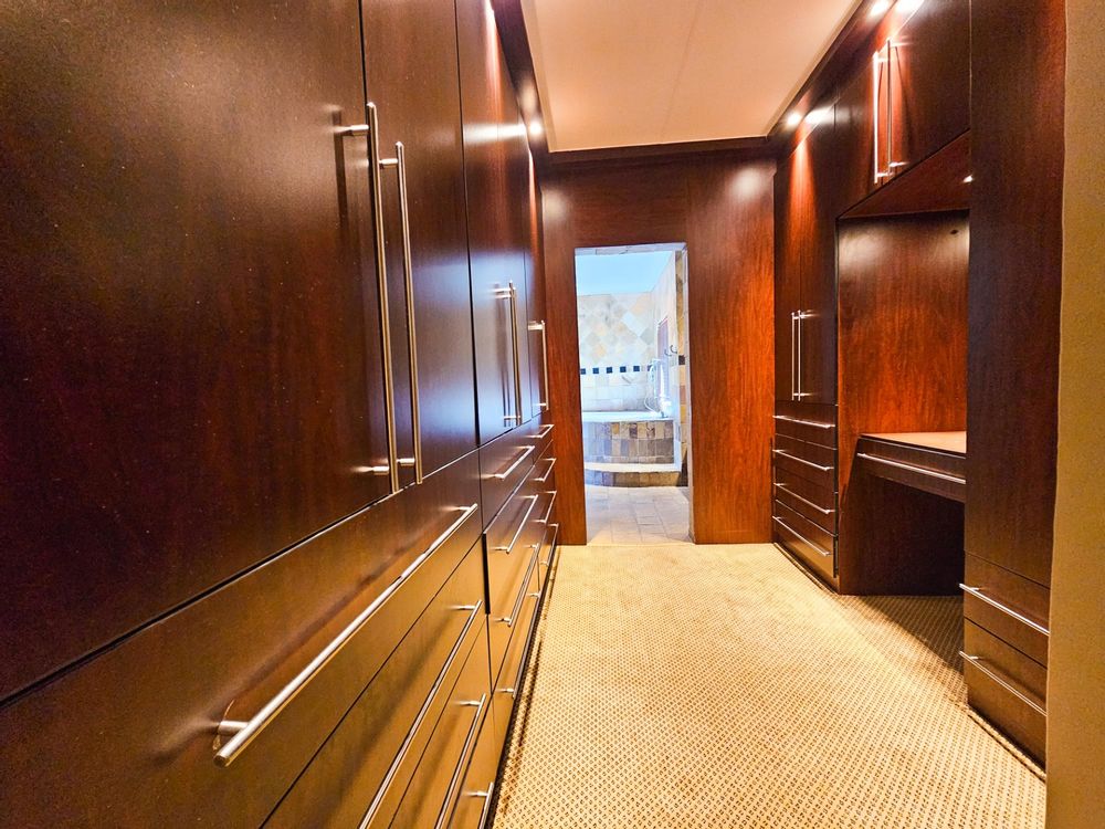 Walk-in closet 