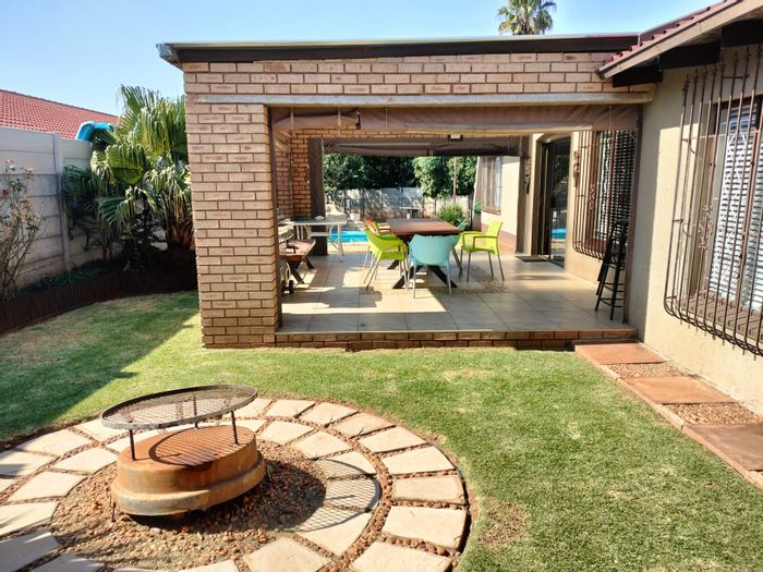 Silverfields House For Sale: 4 beds, pool, flatlet, outdoor living space.