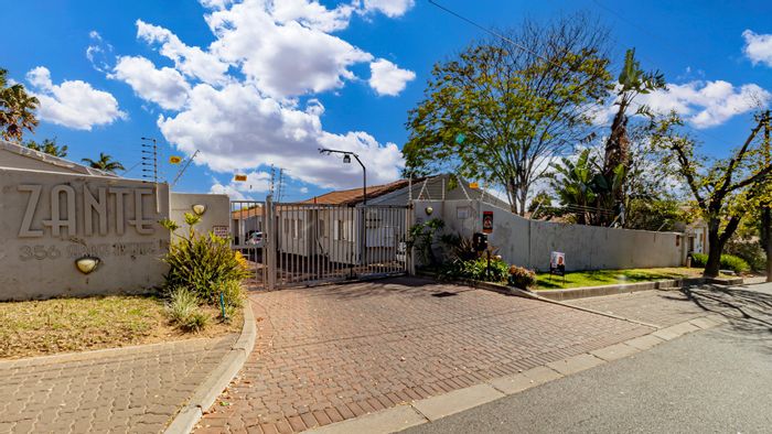 For Sale: Ferndale Townhouse with 3 bedrooms, private garden, double garage.