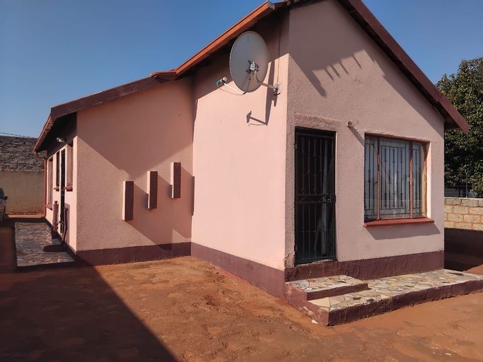 Kagiso House For Sale: 3 Bedrooms, spacious yard, near schools and shopping.