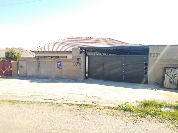 Kagiso House For Sale: 3 Bedrooms, spacious yard, close to schools and shopping.