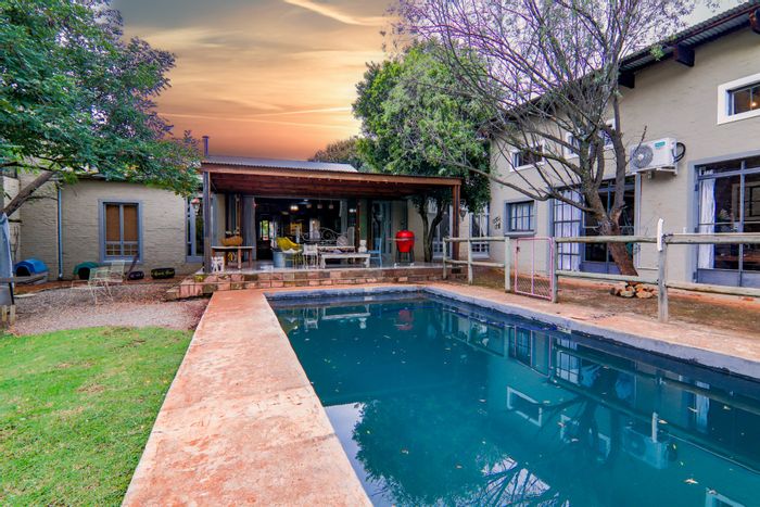 Raslouw House For Sale: Spacious layout, pool, garden, and entertainment area.