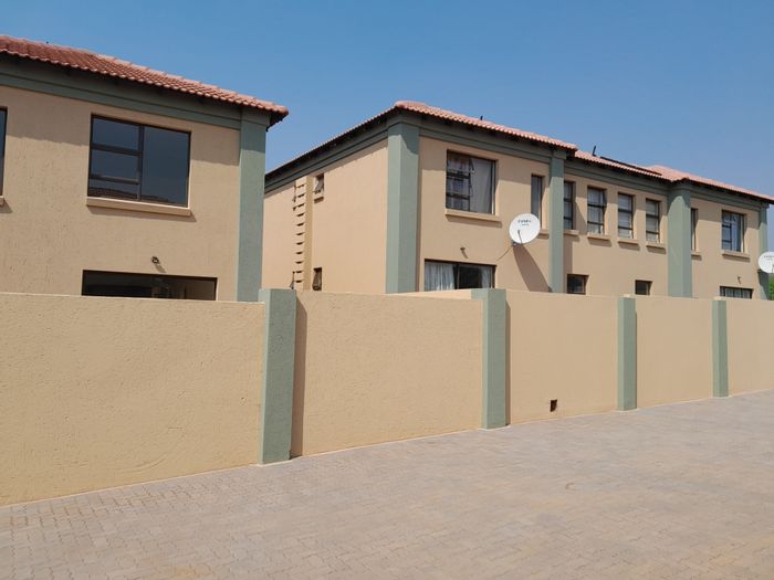 For Sale: Amandasig Townhouse with 3 beds, garden, garage, and security features.