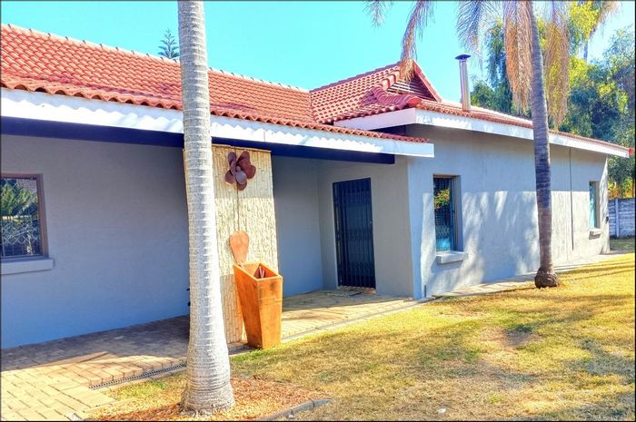 Welgelegen House For Sale: 4 bedrooms, pool, entertainment area, security features.