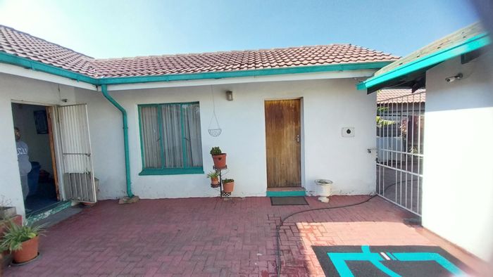 For Sale: Kinross House with 3 beds, 2 baths, garages, and flatlet.