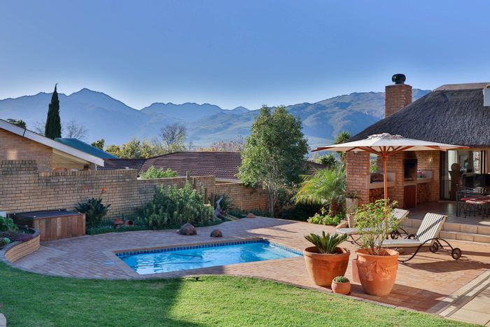 House for Sale in Villiersdorp Central: Pool, flatlet, double garage, and valley views.