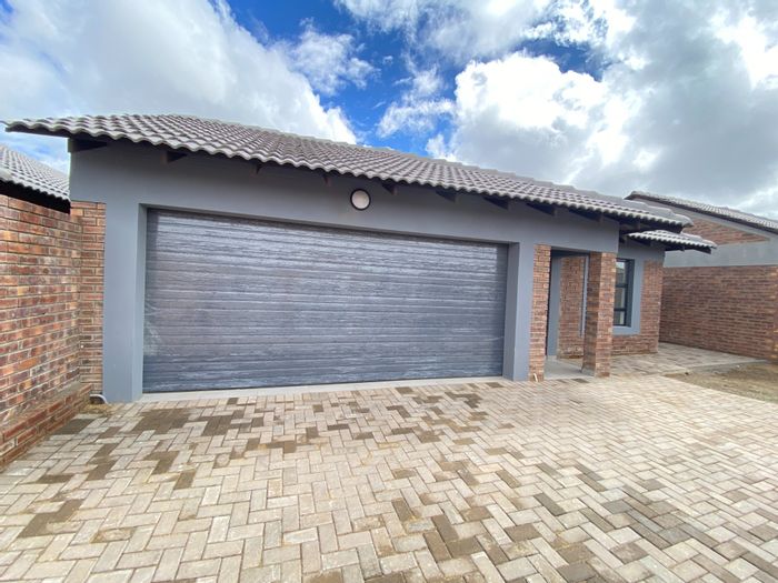 For Sale: Secunda Central House with garage, yard, near shopping and schools.