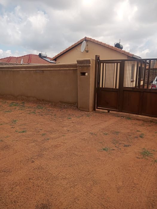 Property #ENT0278506, House for sale in Protea Glen