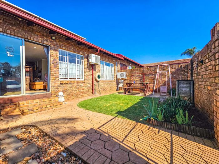 Property #ENT0278510, Townhouse for sale in Rooihuiskraal North