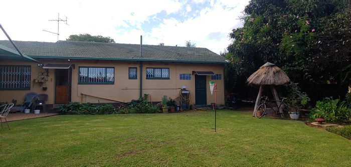 For Sale: House in Modder East with 3 bedrooms, double carport, and garden.