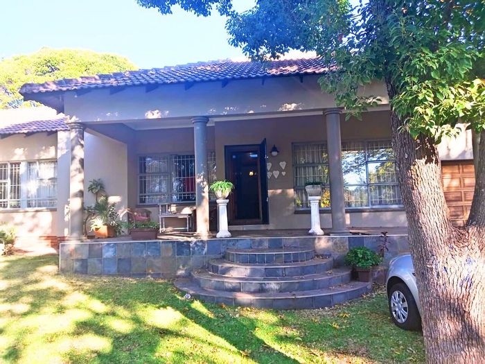 Versatile 4-bedroom house in Wierda Park with pool, gardens, and dual accommodation. For Sale.