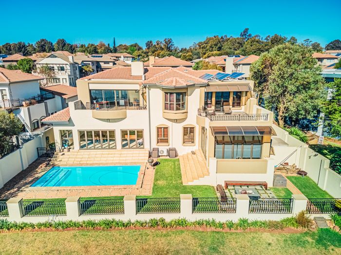 Ebotse Golf Estate House For Sale: Spacious home with pool, bar, and dam views.