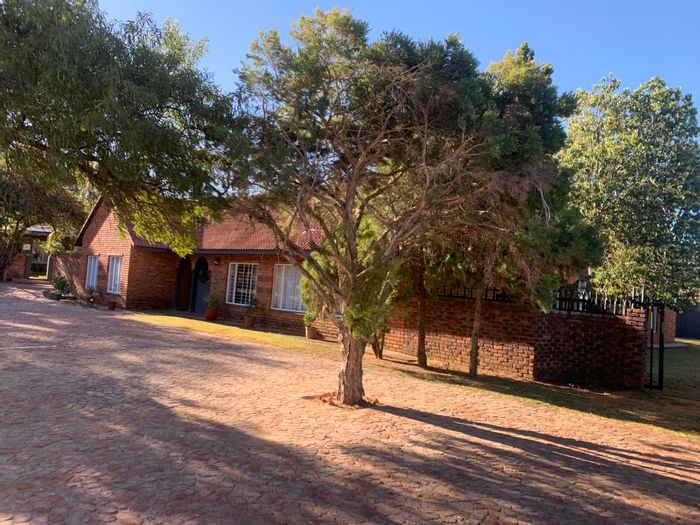 8-Bedroom Guesthouse with Spa Retreat for Sale in Modimolle Central.