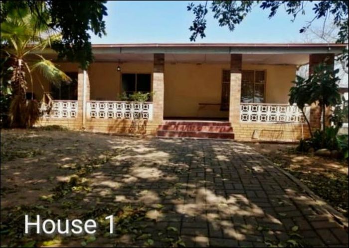 For Sale: Roodepoort AH Small Holding with business rights, multiple residences, and amenities.