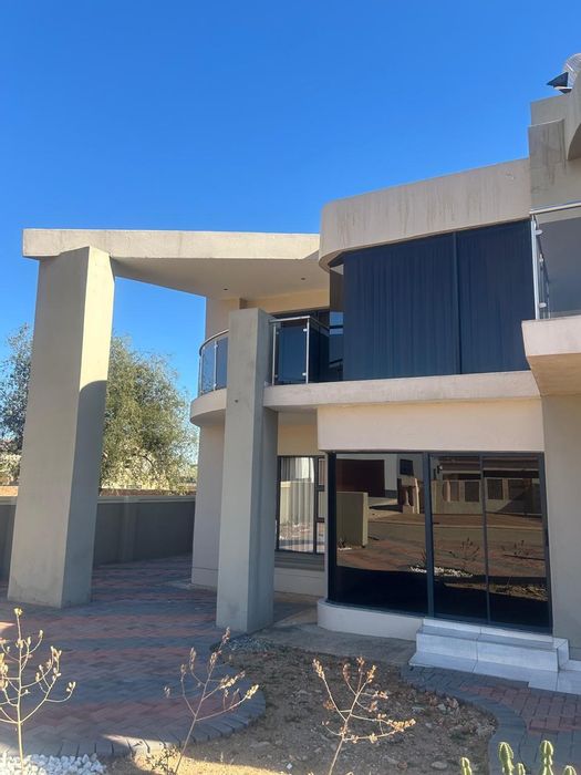 Eagles Crest House For Sale: 5 beds, gourmet kitchen, dual living spaces, secure estate.