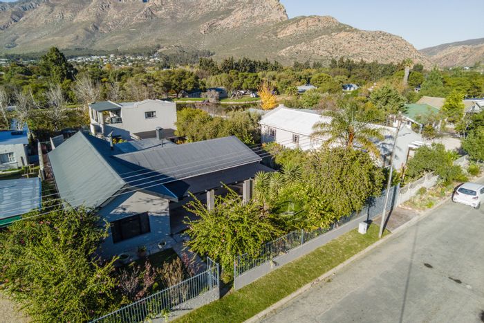 For Sale: Versatile Montagu Central House with Dual Living, Scenic Views, Pool, and Workshops