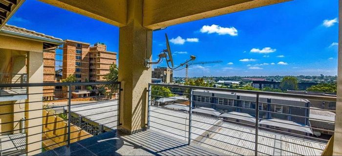 1 Bedroom apartment for sale in Ferndale with balcony, prepaid electricity, and fibre ready.