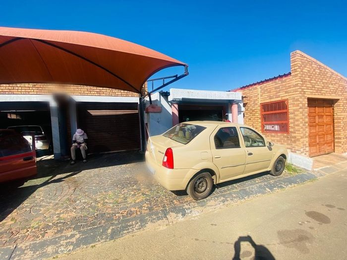 For Sale: Tsakane House with 2 Bedrooms, 3 Garages, and Lapa.