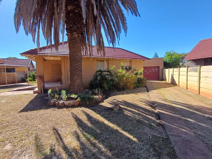 3 Bedroom house for sale in Stilfontein Ext 1 with garage and braai area.