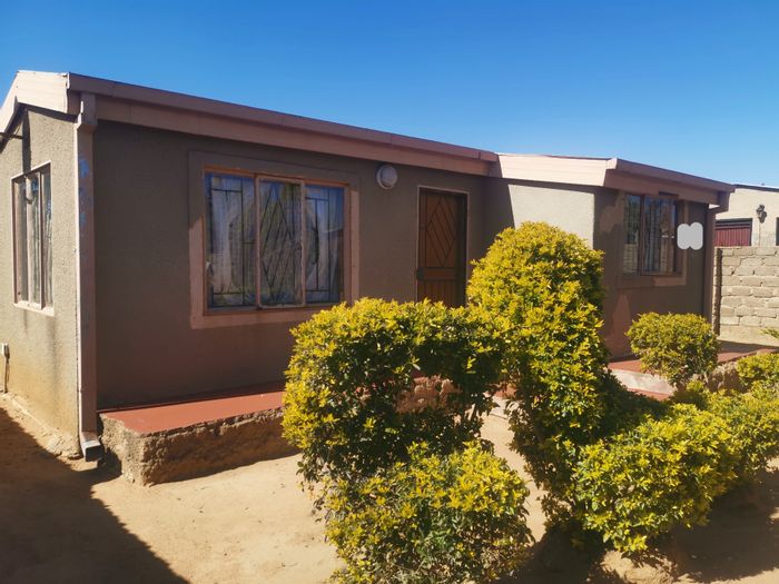 2-bedroom house for sale in Soshanguve PP2, near schools and transport.