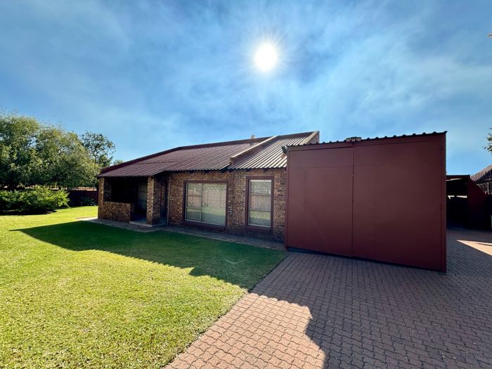 For Sale: Trichardt House with large stand, parking, security, and versatile spaces.