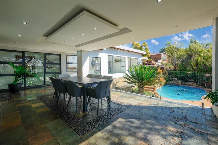 For Sale: House in Constantia Kloof with 4 beds, office, pool, and solar.