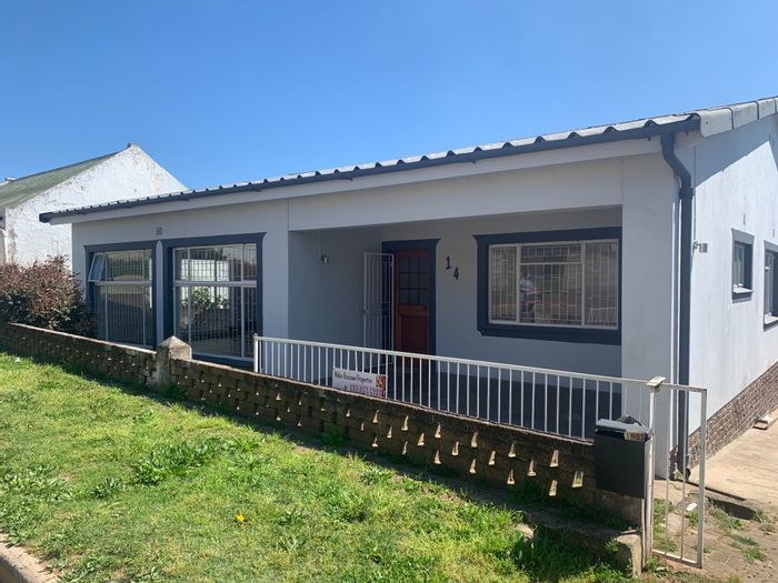 3-bedroom house for sale in Albertinia Central with garage and outdoor braai.