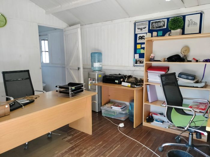 House in President Park To Rent: Equestrian amenities, 12 stables, spacious living areas.