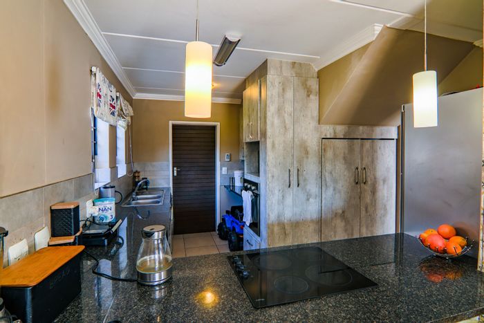 Amberfield Townhouse For Sale: 3 bedrooms, pool, kids' play area, secure estate.