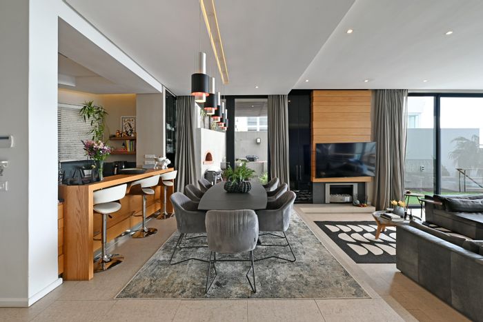 Fresnaye Townhouse For Sale: 3 en-suite bedrooms, pool, lift, ocean views.