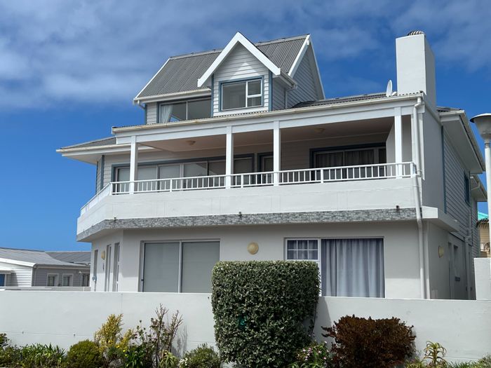 For Sale: 4-bedroom house in Mossel Bay Central, sea views, rental potential.