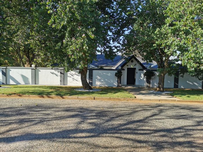 House for Sale in White River Central: 6 En-Suite Bedrooms, Pool, Garden, Perfect for B&B