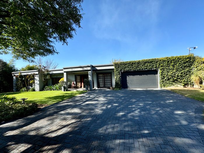 Spacious Secunda Central House For Sale: 4 Bedrooms, Pool, Entertainment Area, Inverter System