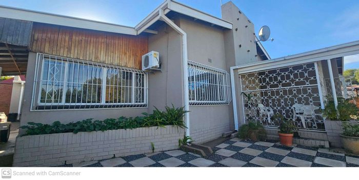 Beaconsfield House For Sale: 4 Bedrooms, Pool, Ample Parking, Near Schools and Shops