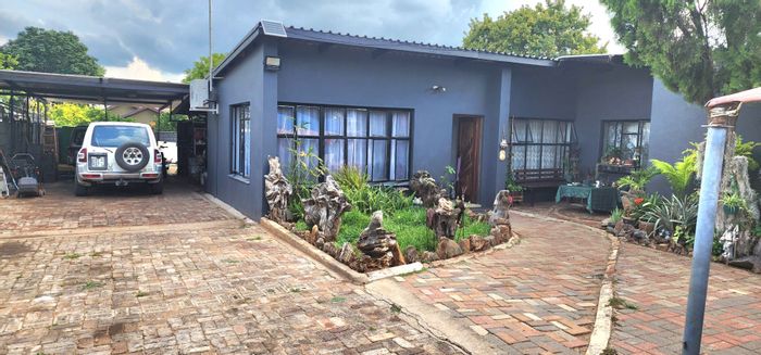 Fauna Park House For Sale: 4 Bedrooms, Borehole, Workshop Space, Close to Amenities.