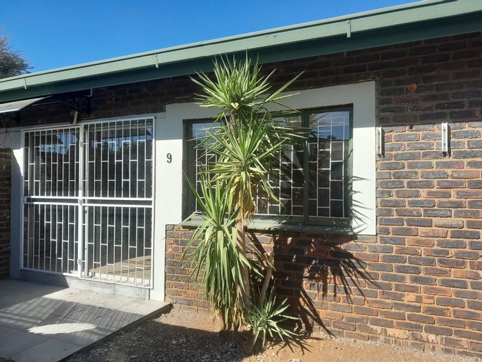 Property #ENT0279216, Townhouse for sale in Kuruman Central