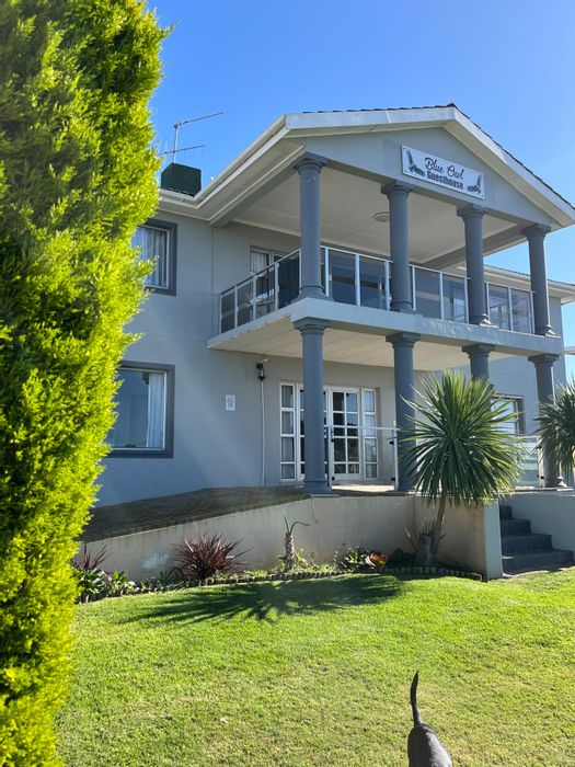 For Sale: House in Hartenbos Heuwels with 5 bedrooms, flatlet, and ocean views.