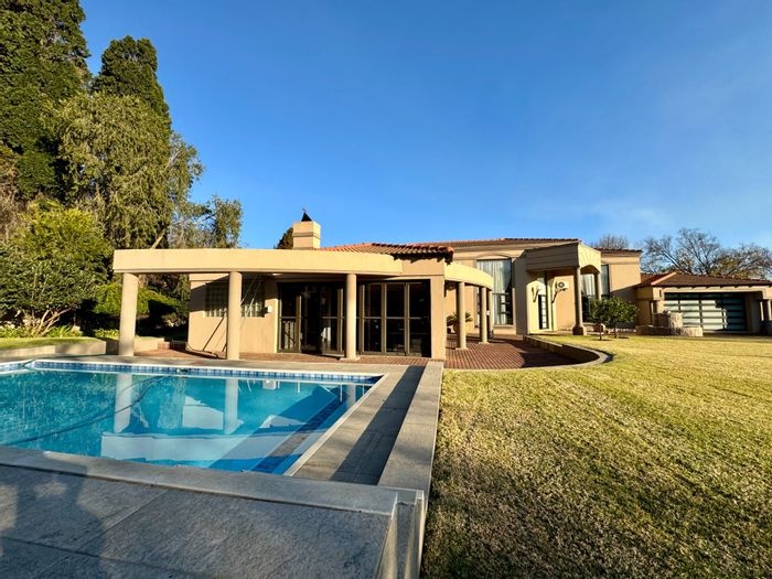 House For Sale in Secunda Central: 3 en-suite bedrooms, entertainment room, heated pool.