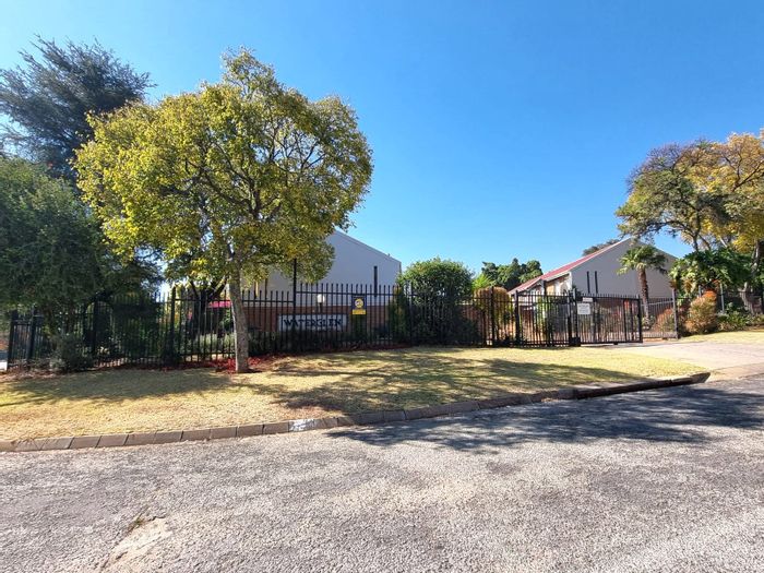 Property #ENT0279446, Townhouse for sale in Waterkloof Glen