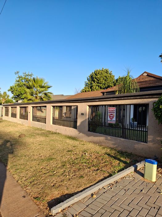 For Sale: House in Dorandia with 4 bedrooms, pool, and spacious garden.