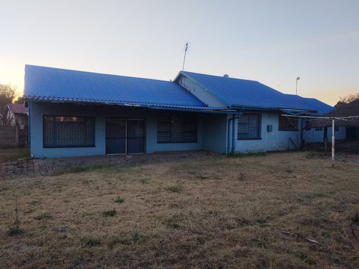 For Sale: House in Witbank Ext 8 with 3 bedrooms, lapa, and double garage.