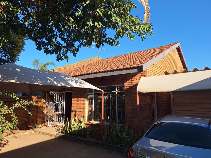 Mokopane Central Townhouse For Sale: Newly Renovated, Garage, Carport, Large Garden Shade Net!