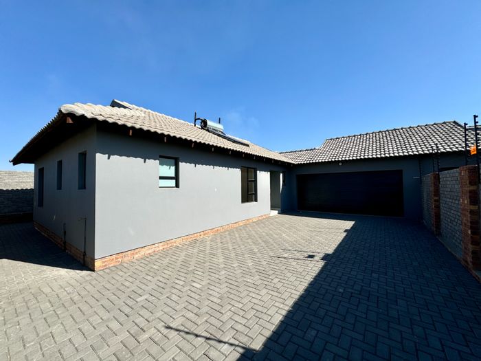 For Sale: House in Secunda Central with 3 beds, double garage, spacious yard.