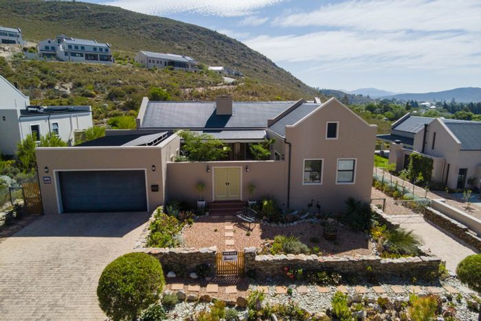 House for Sale in Montagu Central: 3 Bedrooms, Mountain Views, Solar Panels, Double Garage