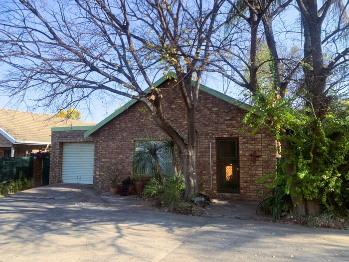 For Sale: Townhouse in Modimolle Central with 2 beds, open plan living, hobby room.