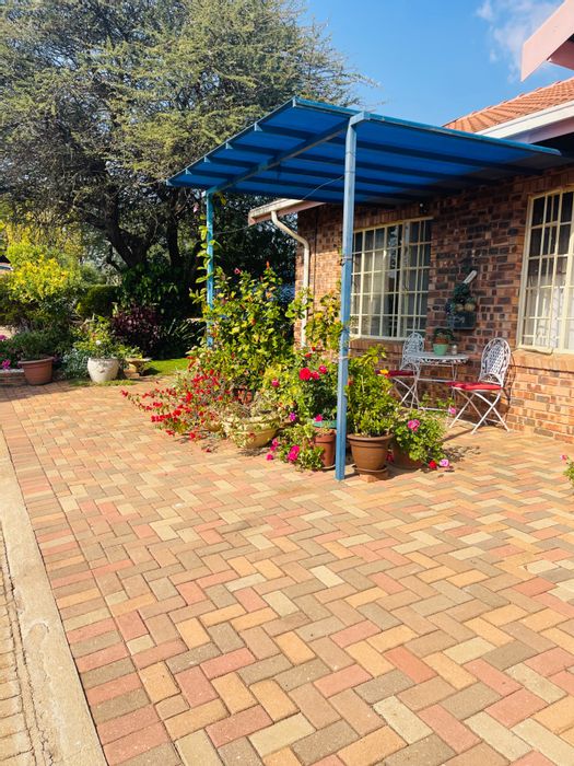 Koraal Retirement Village House For Sale: Spacious home with garden, garage, and security features.