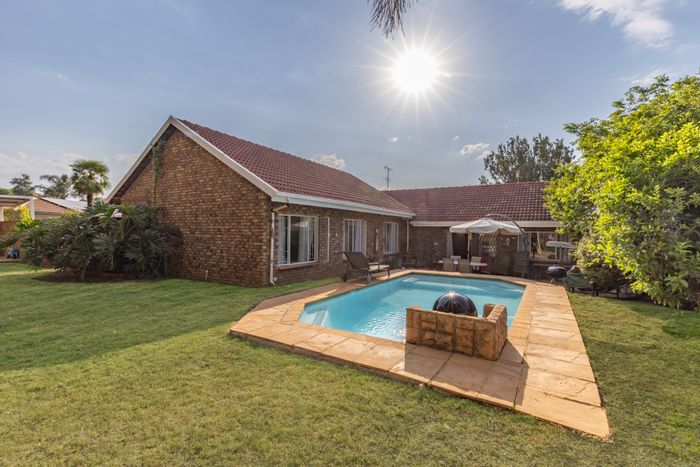 Garsfontein House For Sale: Spacious yard, pool, entertainment room, and double garage.